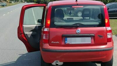 Policjanci zauważyli otwarte drzwi, kierująca fiatem tego nie widziała