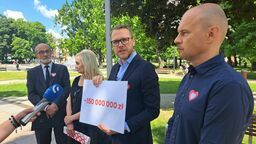Politycy PO podczas poniedziałkowej konferencji prasowej. Poseł Michał Krawczyk prezentuje kwotę, o jaką w tym roku według wyliczeń Ratusza zostały uszczuplone dochody Lublina