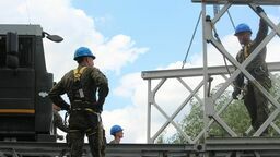 Saperzy stawiają most w miejscu wyrwy w Kuzawce nad Bugiem