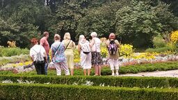 Seniorzy w Ogrodzie Saskim