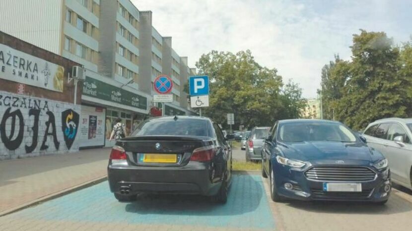 Kierowca BMW jest praktycznie bezkarny, nawet parkując na miejscu dla niepełnosprawnych