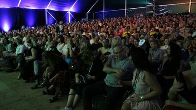 W sali kinowej "We love cinema" zbudowanej w namiocie widzowie w sobotę obejrzeli m.in. docenione w Cannes "Opadające liście"