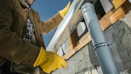 Robotnicy z Rumunii okantowali starszego pana 