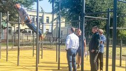 Fit Park znajduje się przy ulicy Bieńkowskiego, za parkingiem