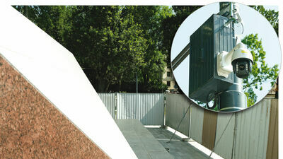 Jedna z kamer została zamontowana na znajdującym się tuż przy powstającym pomniku słupie. Druga jest zlokalizowana przy wjeździe na podziemny parking od strony ul. Radziszewskiego, ale swoim zasięgiem także obejmuje miejsce, w którym będzie stał monument