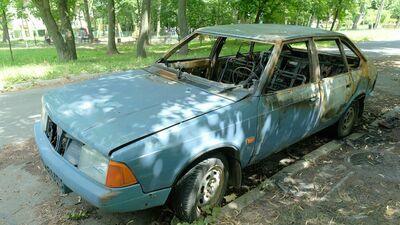 Spalony moskwicz zostanie odholowany na parking strzeżony

