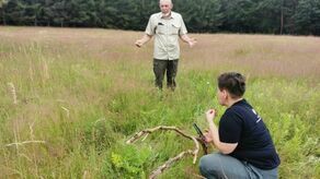 Bogusław Radliński w miejscu, gdzie odkryto dwa pierwsze w RPN osobniki długosza królewskiego.
