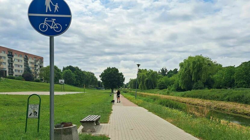 W zeszłym roku nad rzeką powstał krótki odcinek ścieżki pieszo-rowerowej, w tym roku ma być już gotowa cała. Oba etapy są realizowane w ramach budżetu obywatelskiego