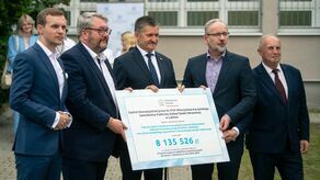 W oficjalnym przekazaniu symbolicznego czeku wzięli udział: minister Adam Niedzielski, podsekretarz stanu w Ministerstwie Zdrowia Marcin Martyniak, dyrektor szpitala Piotr Dreher oraz członek zarządu Zdzisław Szwed.