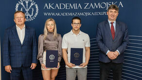 Dr hab. Paweł Skrzydlewski, rektor uczelni docenił swoich zawodników i w środę wręczył obojgu nagrody wraz z dr Krzysztofem Okapą, kierownikiem Studium Wychowania Fizycznego.