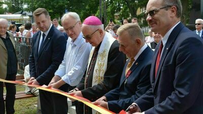 W przecinaniu wstęgi wzięli dział przedstawiciele rządu, duchowieństwa i parlamentu. Wbrew pozorom, z budynku nadal korzystać nie można, a prawdziwa data jego otwarcia nie została wyznaczona