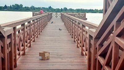 W poniedziałek po godz. 6 rano na nowym pomoście pracowało dwóch mężczyzn. Na wszystkich poręczach mocowali deski. Dyrektor Flis wyjaśnił, że ma to służyć zabezpieczeniu belek przed destrukcją. 