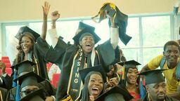 Absolwenci podczas uroczystości czepkowania w Akademii WSEI. Zawsze jest radośnie, po prostu fantastycznie.