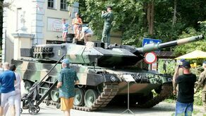 Wojsko szturmuje piknikami i grochówką