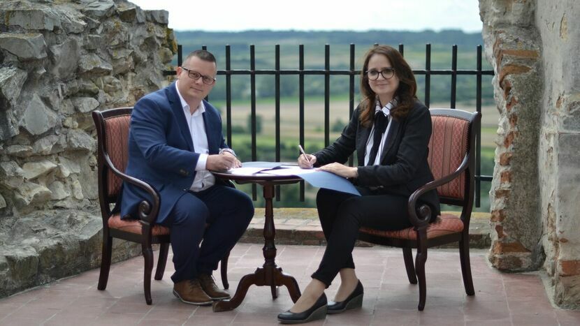 Umowę o zamkowej współpracy podpisała Izabela Andryszczyk, dyrektor Muzeum Nadwiślańskiego oraz Damian Kisiel kierujący Centrum Kultury i Turystyki w Iłży