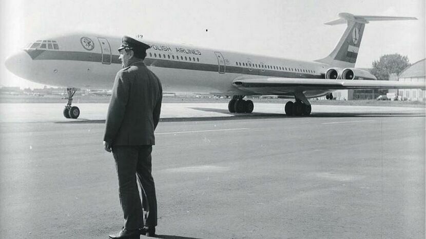 Szef nowojorskiej placówki LOT-u na płycie lotniska. W tle Il-62 „Kopernik” 