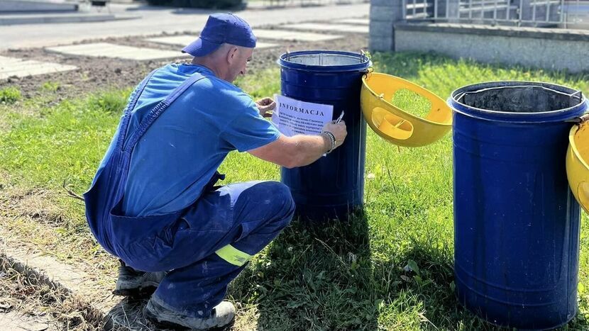 Pracownicy PGK karteczki z informacjami o zmianie zasad już przykleili do wszystkich małych koszy na śmieci, które za kilka dni znikną