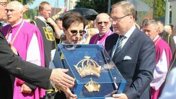 Marzena i Grzegorz Biereccy są głównymi sponsorami koron. Małżonka senatora PiS wygrała walkę z rakiem. Wierzy, że to dzięki wstawiennictwu Matki Bożej Kodeńskiej 