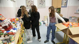 Wolontariusze Szlachetnej Paczki pakujący dary