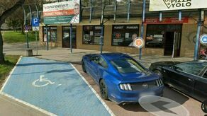 Na to miejsce dla niepełnosprawnych wjechał kierowca mercedesa