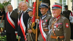 Wojskowy sprzęt, orkiestra i wspólne śpiewanie