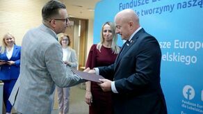 Prezydent Zamościa Andrzej Wnuk odbiera z rąk marszałka Jarosława Stawiarskiego umowę na plan elektromobilności