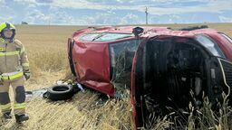 Zawiniła prędkość. Skoda wypadła z drogi w środek pola