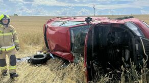 Zawiniła prędkość. Skoda wypadła z drogi w środek pola