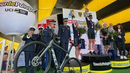 Puchary i medale najlepszym policyjnym kolarzom wręczył w Karpaczu komendant główny generalny inspektor Jarosław Szymczyk wraz z zastępcą nadinspektorem Romanem Kusterem oraz organizator wyścigu Czesław Lang