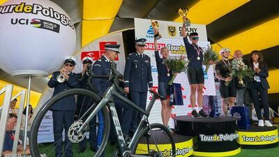 Puchary i medale najlepszym policyjnym kolarzom wręczył w Karpaczu komendant główny generalny inspektor Jarosław Szymczyk wraz z zastępcą nadinspektorem Romanem Kusterem oraz organizator wyścigu Czesław Lang