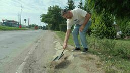 Pod grubą, półmetrową warstwą brudu jest chodnik. Chyba ze 40 lat nie był sprzątany – mówi Jacek Skiba