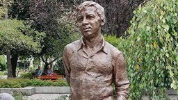 Usiądziesz koło Maliniaka. W tym mieście stanął pomnik aktora znanego z kultowego "Czterdziestolatka"