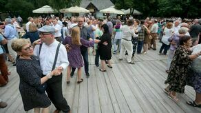 O tym, że tańce przy tradycyjnej, ludowej muzyce mogą być dzisiaj popularne, świadczy choćby frekwencja na potańcówkach organizowanych tego lata w Muzeum Wsi Lubelskiej