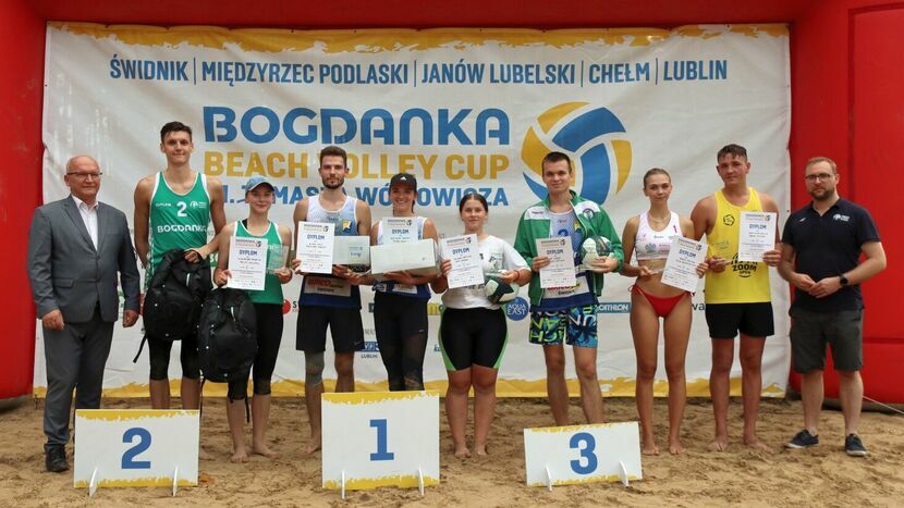 Czołowa czwórka trzeciej rundy eliminacyjnej turnieju Bogdanka Beach Volley Cup im. Tomasza Wójtowicza, rozegranego w Janowie Lubelskim