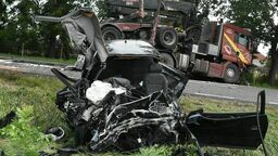 Straszny widok. Kierowca audi wjechał wprost w ciężarówkę 