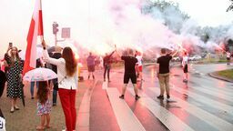 W rocznicę powstania, ruch w centrum Puław zostaje wstrzymany. Zgromadzeni stoją w ciszy słuchają syren. Oddają cześć uczestnikom i ofiarom zrywu przeciwko niemieckiemu okupantowi