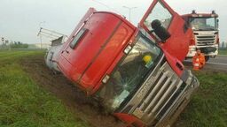 Ciężarówka w rowie na S17. Utrudnienia do godz. 17