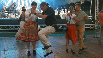 Publiczność ruszyła w tany podczas koncertu galowego Festiwalu Re:tradycja - Jarmark Jagielloński