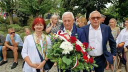 Wacław Zemke (po prawej) w towarzystwie Białej Samorządowej składał ostatnio wieniec