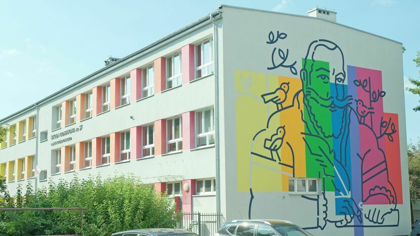 Kolorystyka muralu nawiązuje barwami do frontowej elewacji szkolnego budynku
