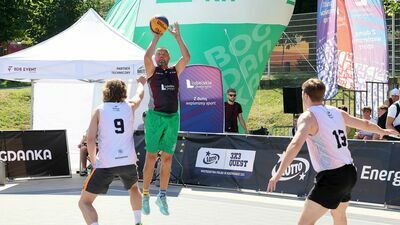 Łukasz Krawiec (z piłką) to lider Camaro Zamość

