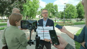 Poseł Michał Krawczyk podczas poniedziałkowej konferencji na pl. Litewskim   