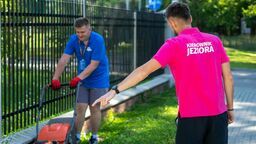 Wiceburmistrz opróżniał kosze nad zalewem. Wszystko w szczytnym celu  