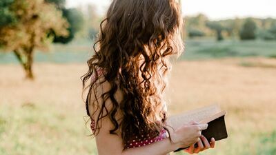 Zamość: „Nad Niemnem” nad stawem. Narodowe Czytanie w parku