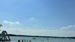 Ci , którzy nie uwierzyli prognozom pogody na sobotę, mogli się cieszyć nad Jeziorem Białym spokojem i czystą wodą