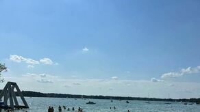 Ci , którzy nie uwierzyli prognozom pogody na sobotę, mogli się cieszyć nad Jeziorem Białym spokojem i czystą wodą