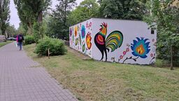 Stacji transformatorowej przy ul. Skierki nie sposób nie zauważyć idąc lub jadąc przez ul. Zana.