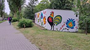 Stacji transformatorowej przy ul. Skierki nie sposób nie zauważyć idąc lub jadąc przez ul. Zana.