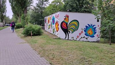 Stacji transformatorowej przy ul. Skierki nie sposób nie zauważyć idąc lub jadąc przez ul. Zana.