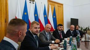 W negocjacjach 30 sierpnia br. brali udział m.in. wszyscy członkowie zarządu LW Bogdanka SA, tj. Kasjan Wyligała - prezes zarządu i wiceprezesi: Artur Wasilewski, Adam Partyka oraz Dariusz Dumkiewicz. Stronę związkową reprezentowali przedstawiciele Zarządu Międzyzakładowego Związku Zawodowego Górników w Polsce, Organizacji Międzyzakładowej NSZZ „Solidarność”, Związku Zawodowego Pracowników Zakładów Przeróbki Mechanicznej Węgla w Polsce „Przeróbka” i Związku Zawodowego „KADRA”

